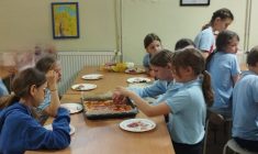 #Laboratoria Przyszłości#  Uczniowie integrują się w szkolnym kąciku kuchennym przy pizzy