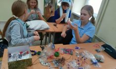 #Laboratoria Przyszłości#  Uczniowie wykonują samodzielnie biżuterię